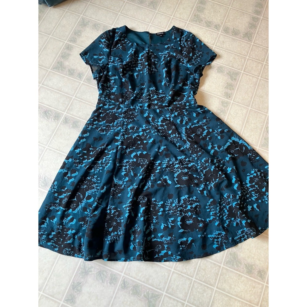 Torrid Short Sleeve Cutout Dress Teal Green Floral Sz 10 Princess Seams